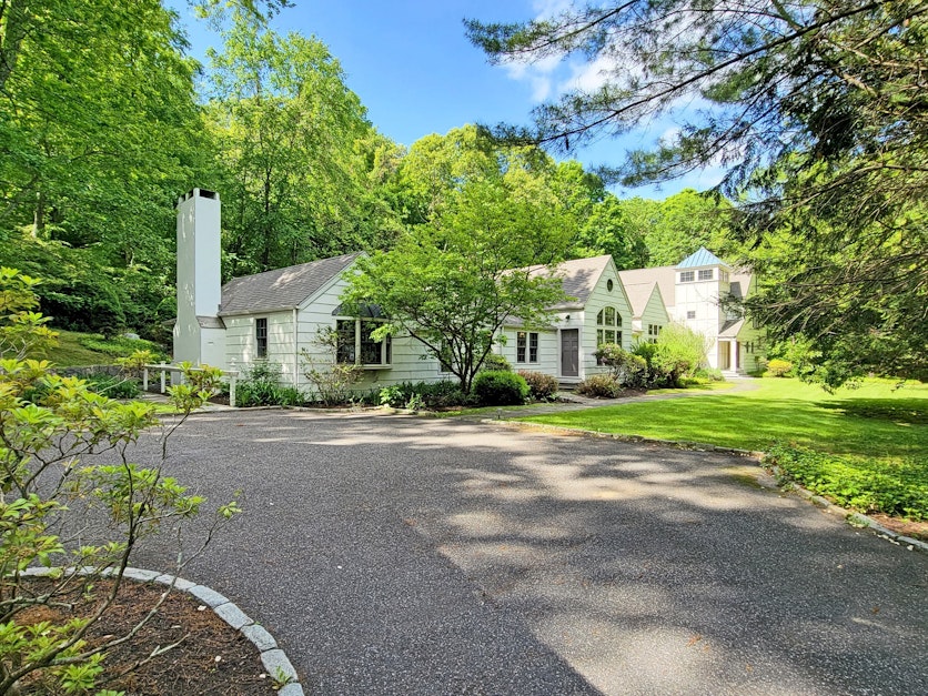 22 Ketcham Road, Ridgefield, CT 06877, Presented by Laura Ancona